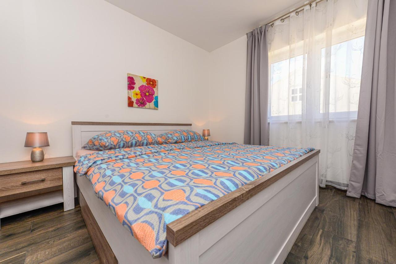 Apartments Amfora - Cozy And Modern Apartments For Up To 15 People, 100M From The Sea And Beach Stara Novalja Luaran gambar