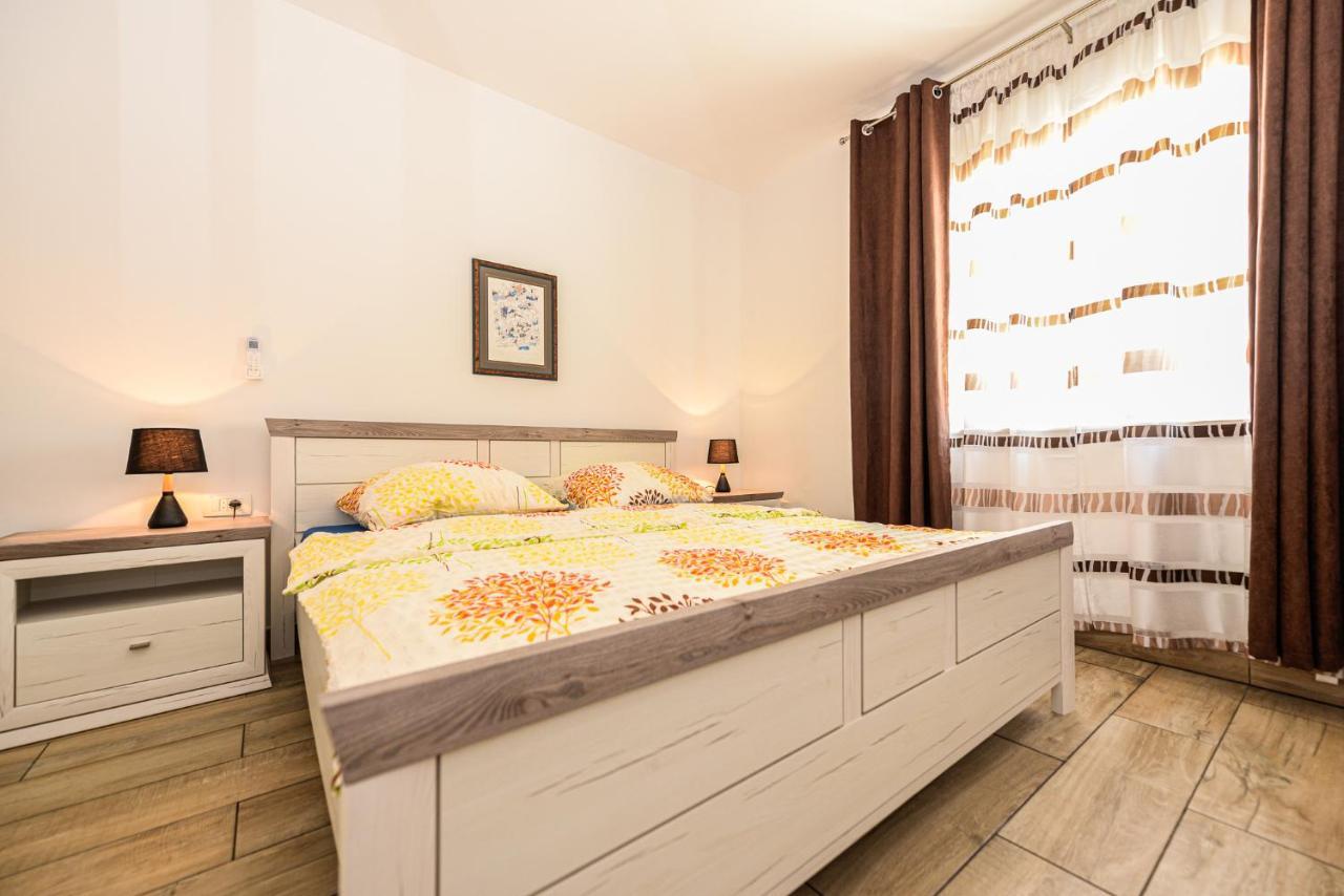 Apartments Amfora - Cozy And Modern Apartments For Up To 15 People, 100M From The Sea And Beach Stara Novalja Luaran gambar