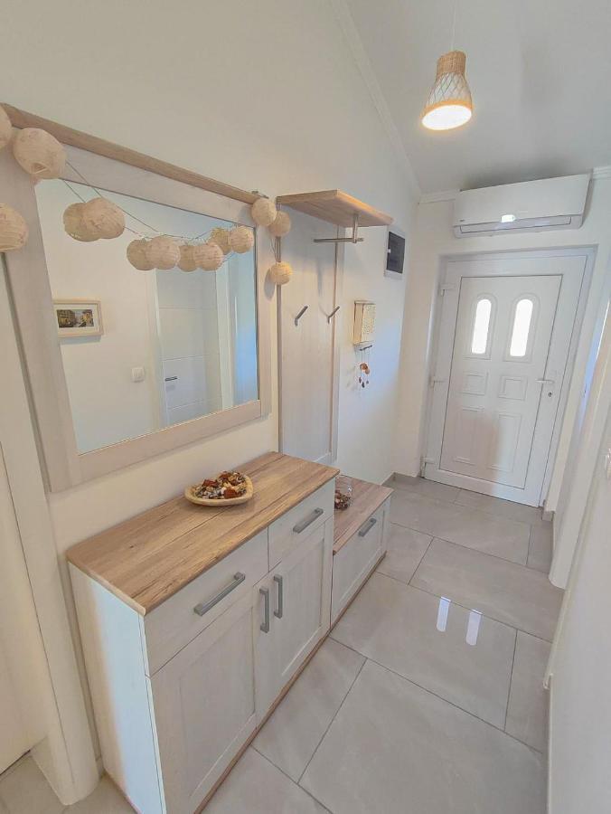Apartments Amfora - Cozy And Modern Apartments For Up To 15 People, 100M From The Sea And Beach Stara Novalja Luaran gambar