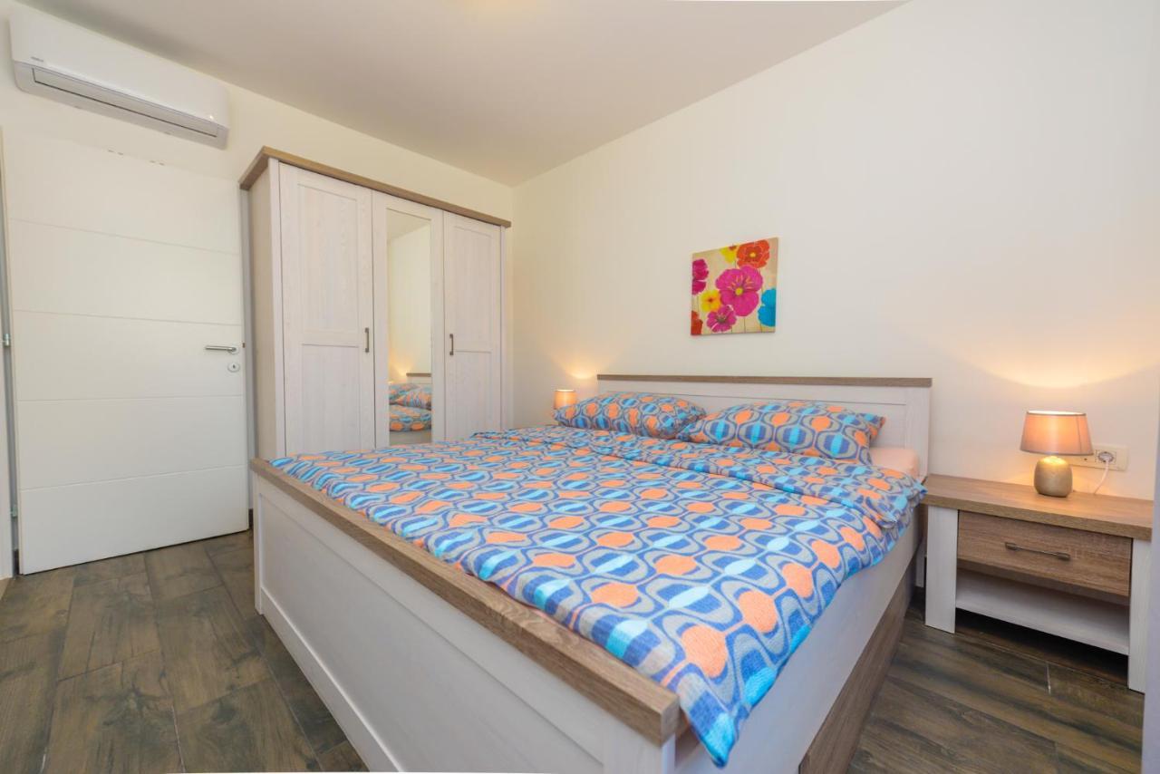 Apartments Amfora - Cozy And Modern Apartments For Up To 15 People, 100M From The Sea And Beach Stara Novalja Luaran gambar