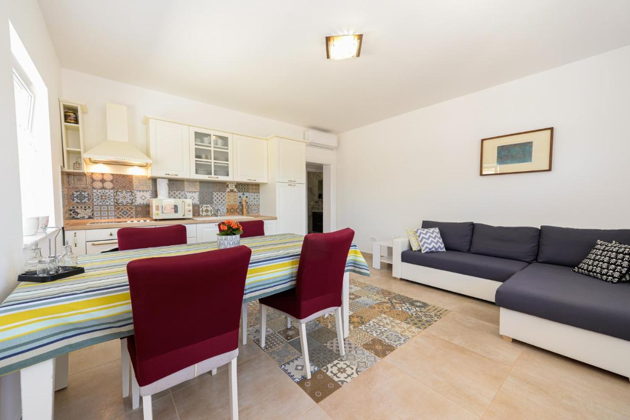 Apartments Amfora - Cozy And Modern Apartments For Up To 15 People, 100M From The Sea And Beach Stara Novalja Luaran gambar