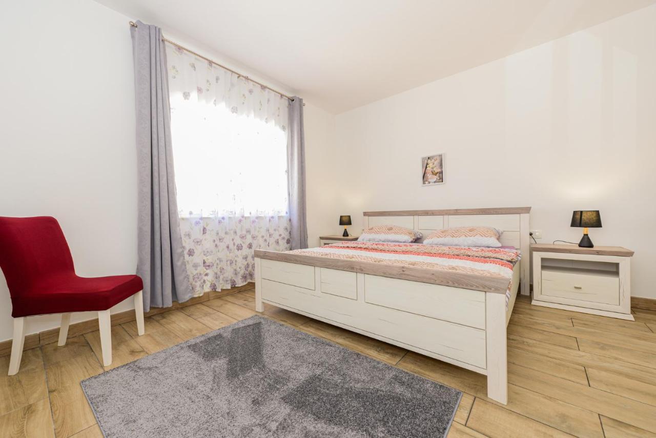 Apartments Amfora - Cozy And Modern Apartments For Up To 15 People, 100M From The Sea And Beach Stara Novalja Luaran gambar