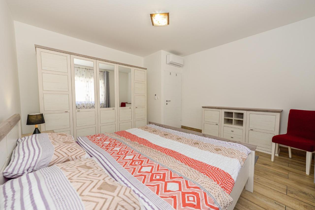 Apartments Amfora - Cozy And Modern Apartments For Up To 15 People, 100M From The Sea And Beach Stara Novalja Luaran gambar