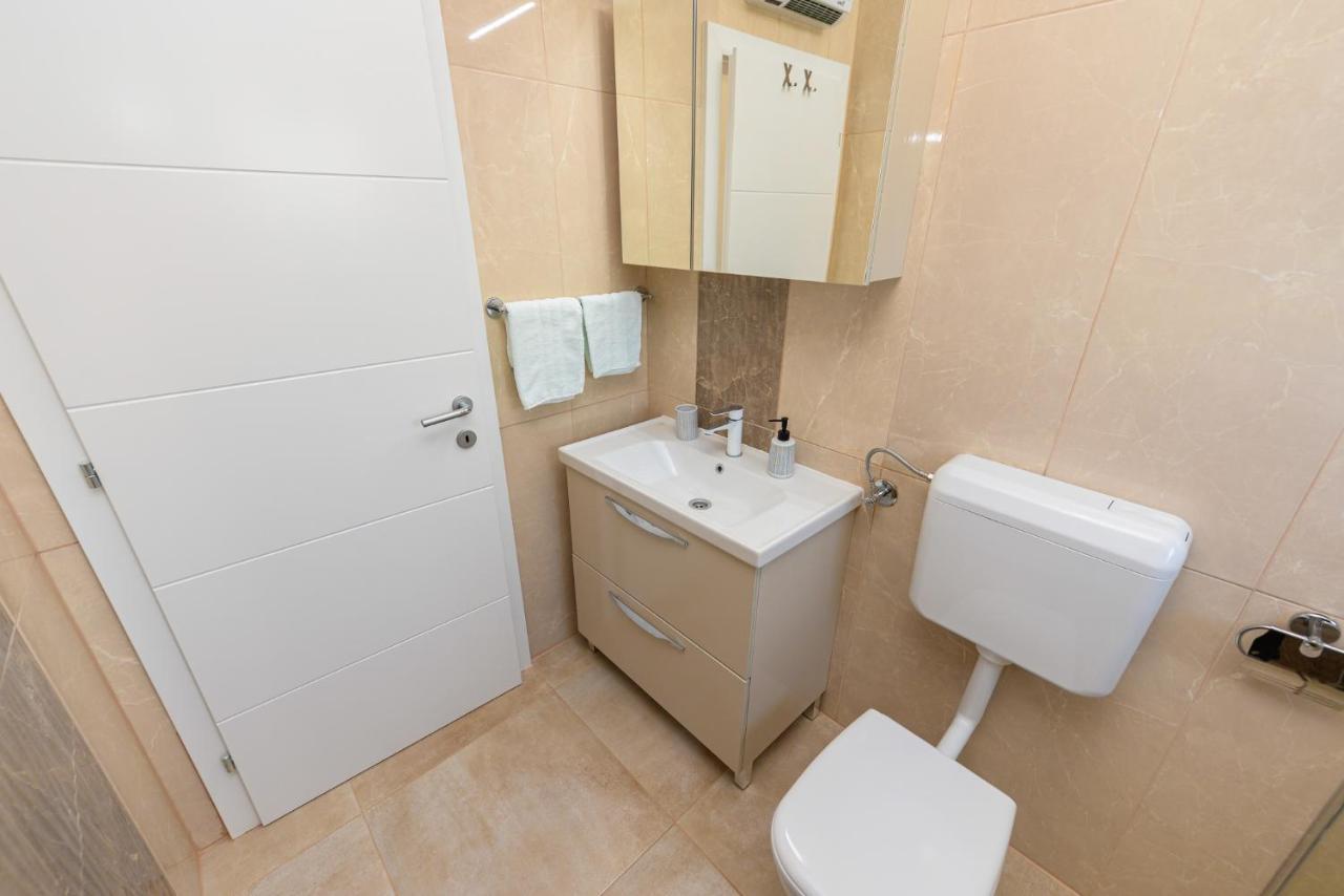 Apartments Amfora - Cozy And Modern Apartments For Up To 15 People, 100M From The Sea And Beach Stara Novalja Luaran gambar