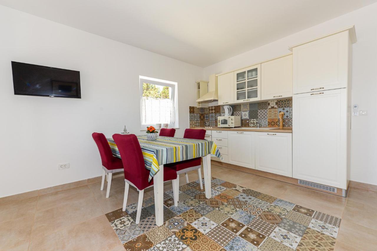 Apartments Amfora - Cozy And Modern Apartments For Up To 15 People, 100M From The Sea And Beach Stara Novalja Luaran gambar